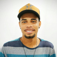 Teacher Jackson: Estudou Letras: inglês/ português/ literaturas pela Universidade Federal Rural do Rio de Janeiro (UFRRJ)